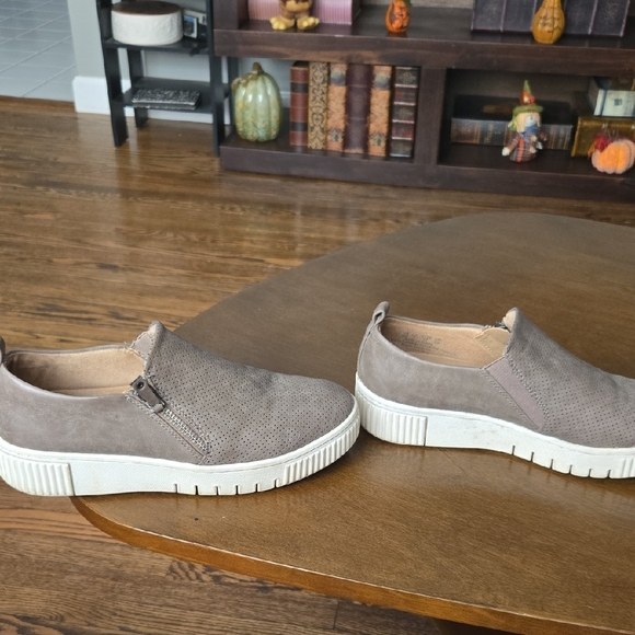 Naturalizer Soul Beige Slip-On Shoes size 7 with side zip - Picture 6 of 9